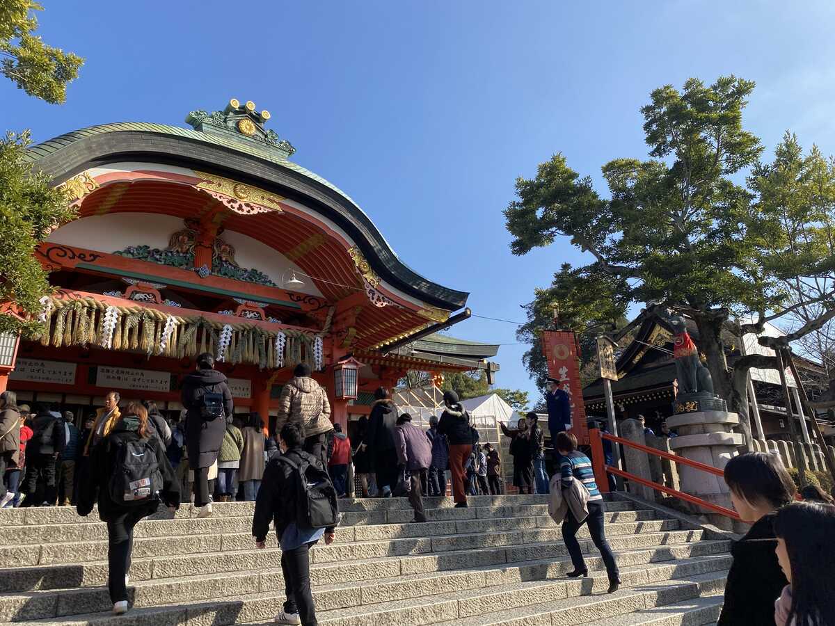 伏見稲荷大社 混みあう境内 キツネに・・・上っているつもりが