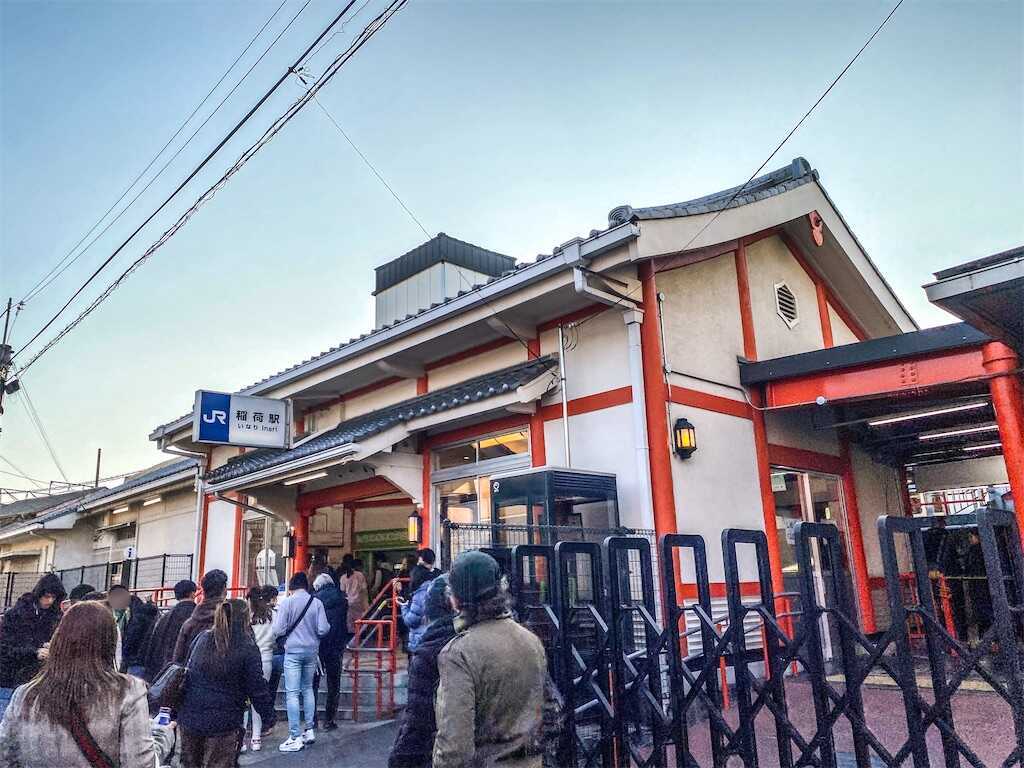 伏見稲荷大社 混みあう境内 キツネに・・・上っているつもりが