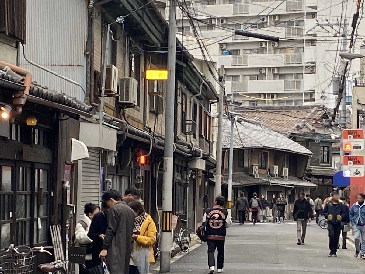 中崎町 古い町並みを残す町。昭和の雰囲気のある建物が多くある。若者