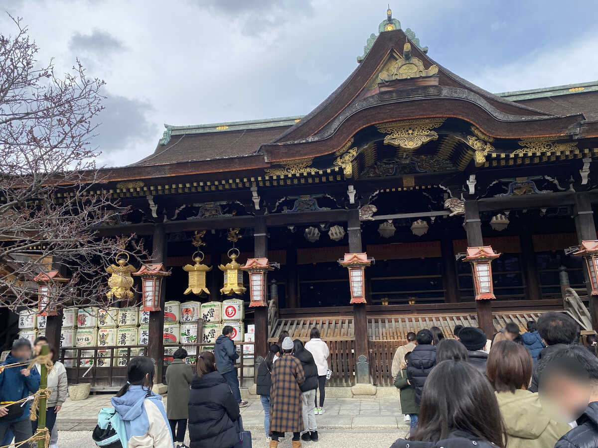 京都・北野天満宮　本殿前