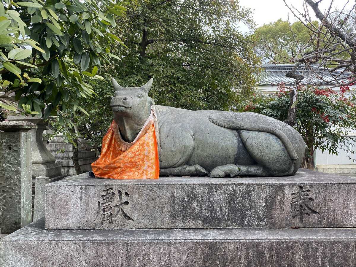 京都・北野天満宮　撫で牛