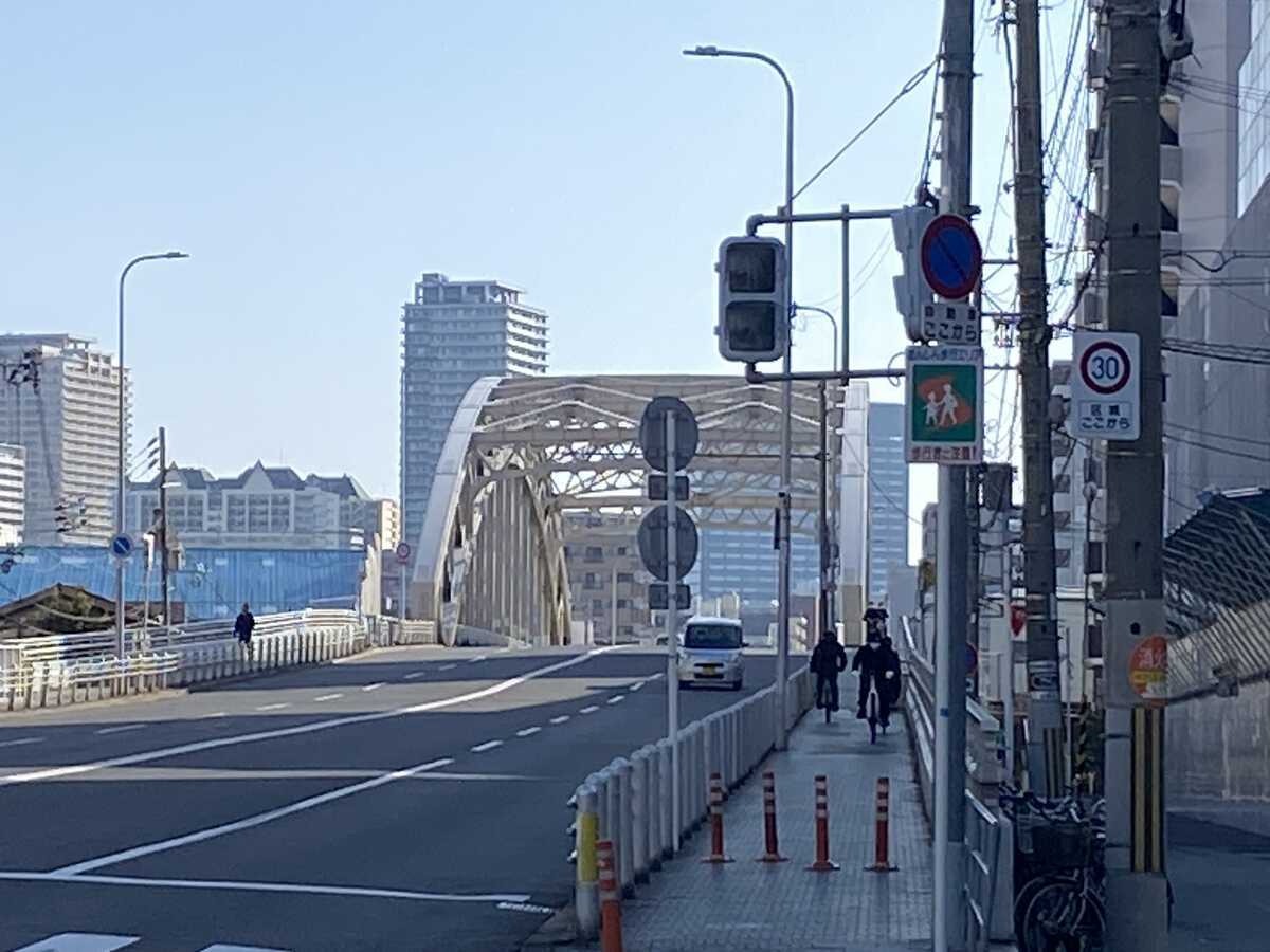 大阪市大正区にある高い橋。橋の下には渡船。【大阪市大正区