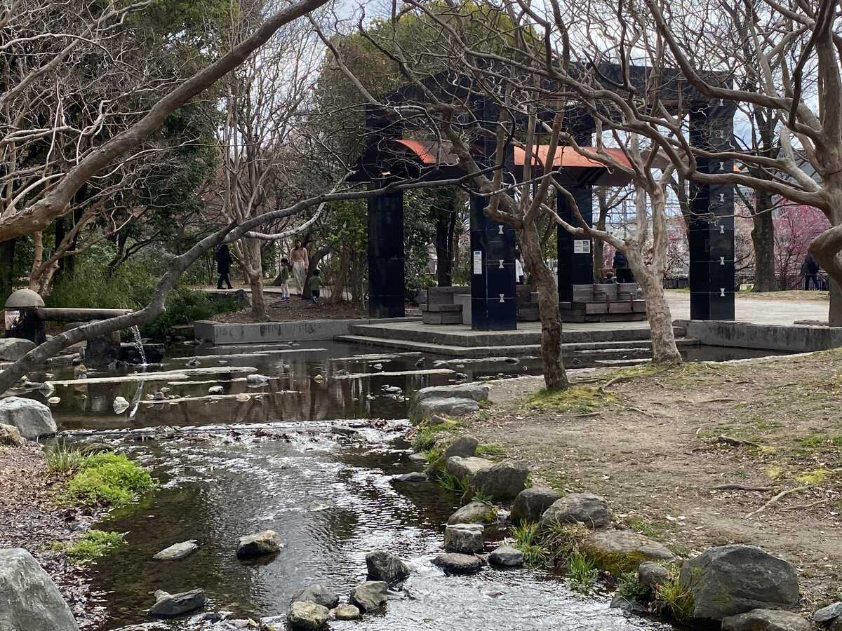 梅小路公園の河原の遊び場　