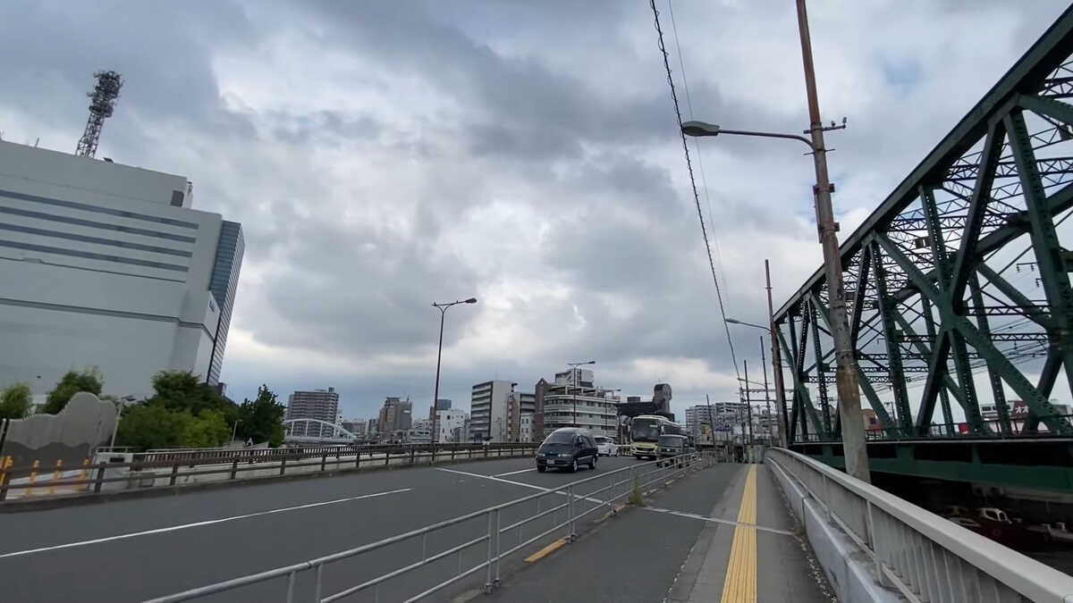 大阪市大正区にある高い橋。橋の下には渡船。【大阪市大正区