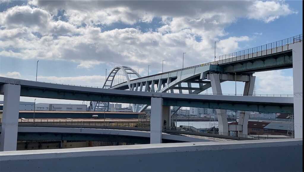 Yoshitomo | 21.8.29 宝塚にある青がキレイな橋☺️下を覗くと