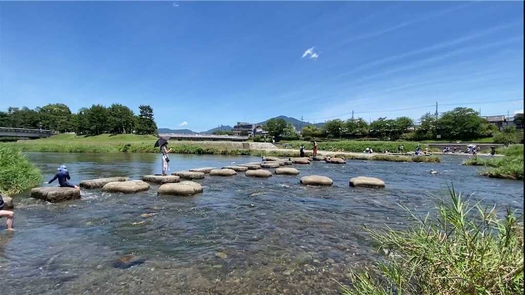 出町の飛び石（鴨川デルタ） 涼を呼ぶ水遊び 暑い日は水際がいい
