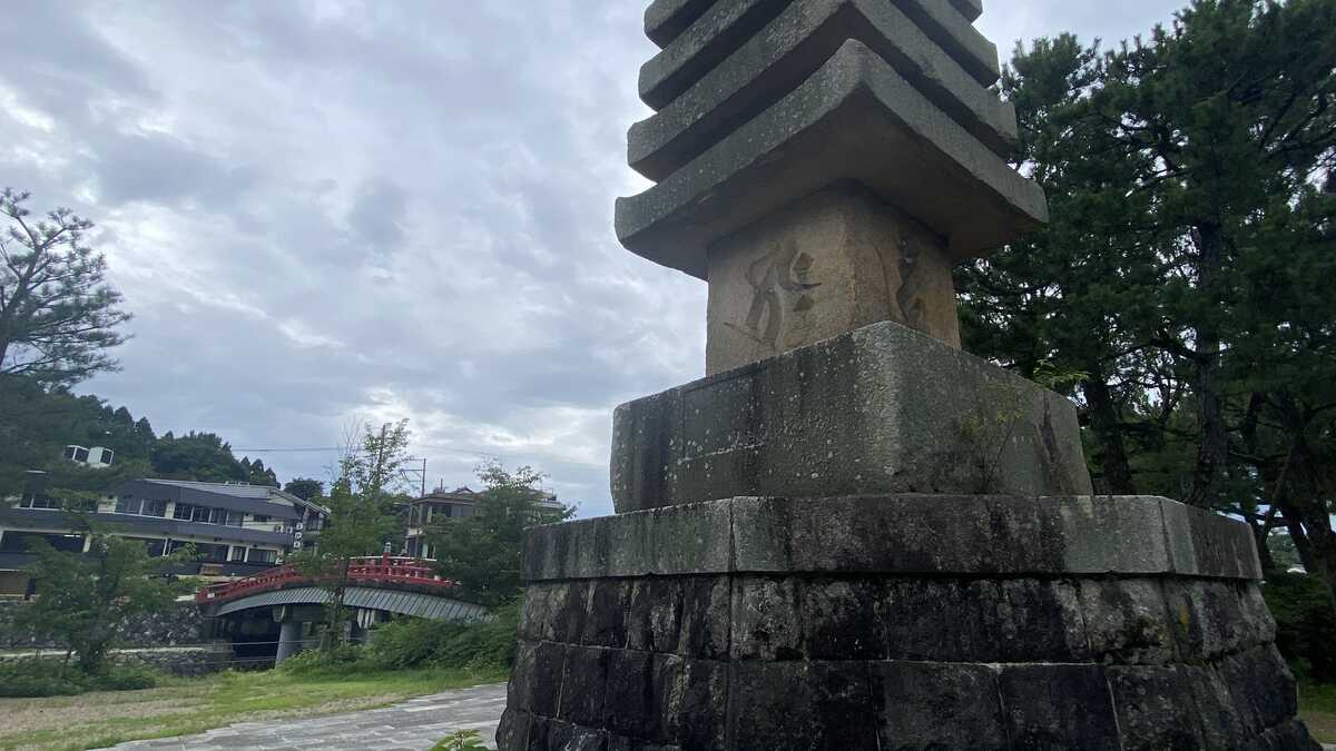 浮島十三重石塔　塔の島