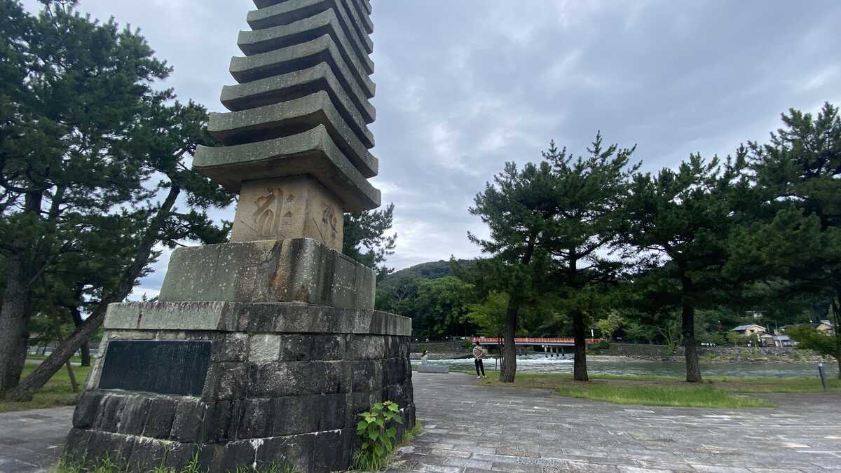 浮島十三重石塔　塔の島