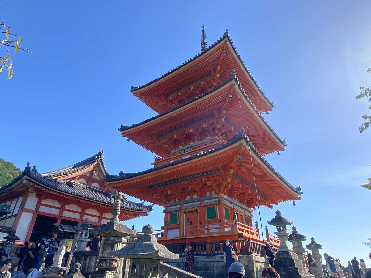 清水寺 仁王門・三重塔・西門・奥の院 朱色が鮮やかな建て物 本堂舞台