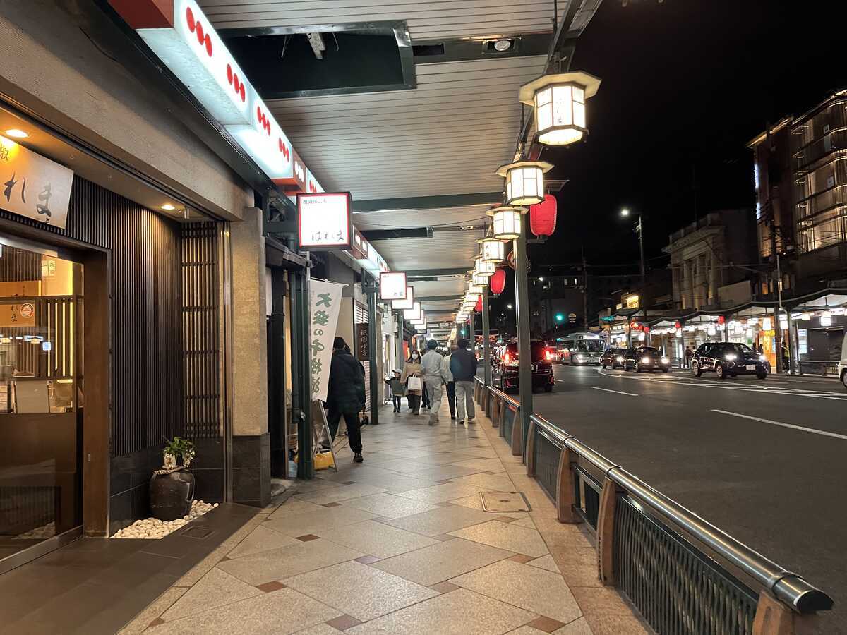 夜の八坂神社参道