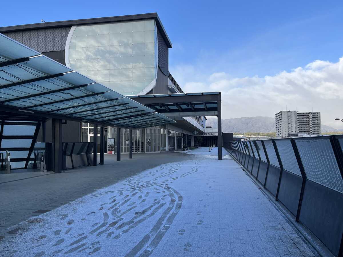 JR桂川駅　駅からイオンモールに続く