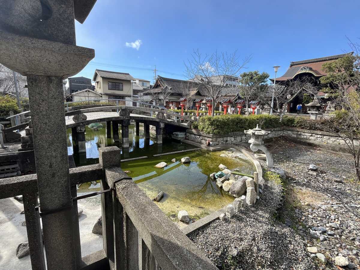 六孫王神社　誕生水弁財天社前から神龍池