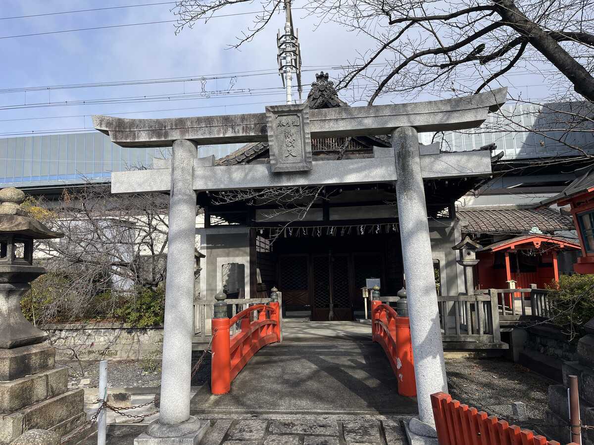 六孫王神社　誕生水弁財天社