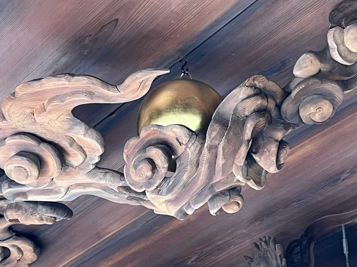龍尾神社　拝殿　龍の彫り物