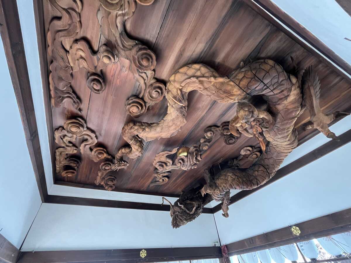 龍尾神社　拝殿　龍の彫り物