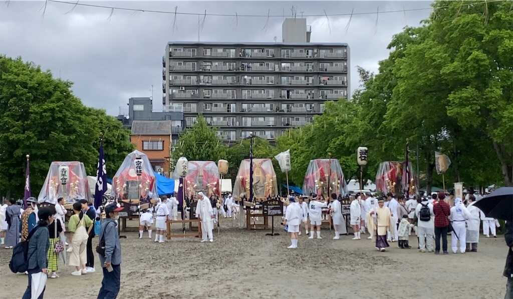 松尾祭還幸祭 旭の社(唐橋西寺跡公園)集まる神輿と唐櫃