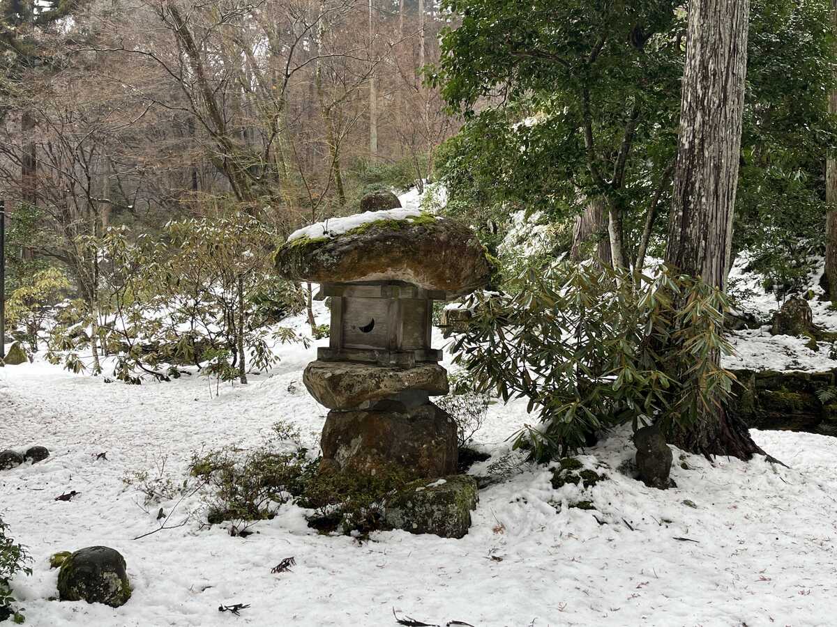 大原三千院　雪の山燈籠