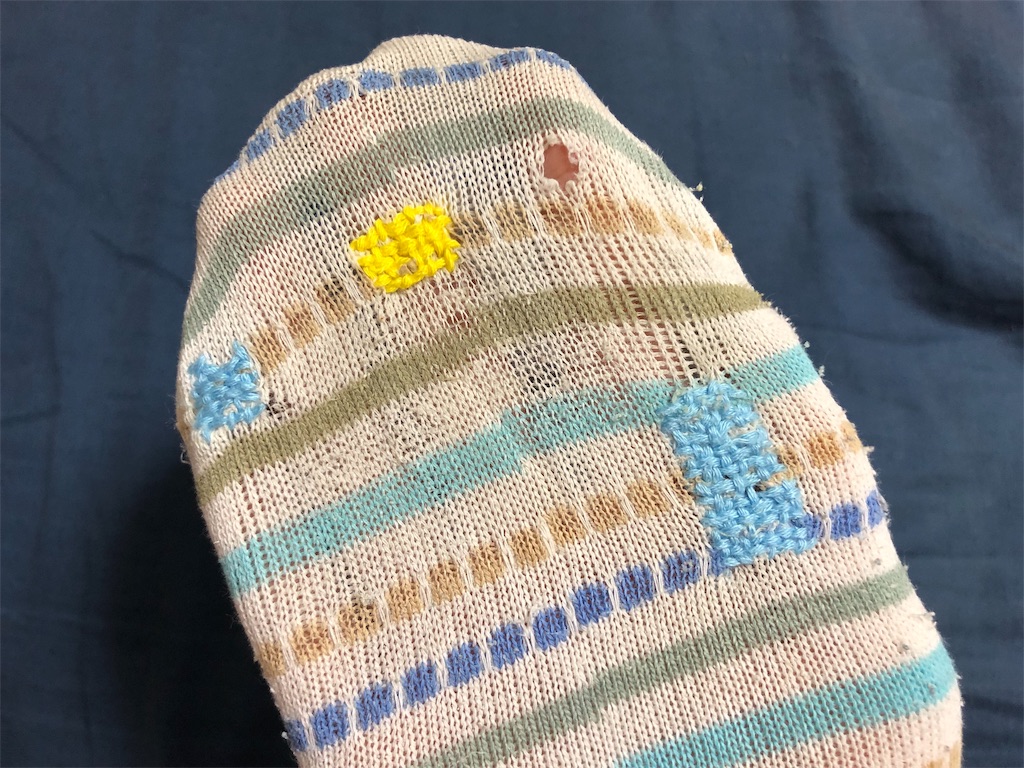 靴下の穴を塞いで長く使う 刺繍糸で穴を塞いで丈夫にする方法 ふーみんlabo 仮 靴下の穴を塞いで長く使う 刺繍糸で穴を塞いで丈夫にする方法 ふーみんlabo 仮