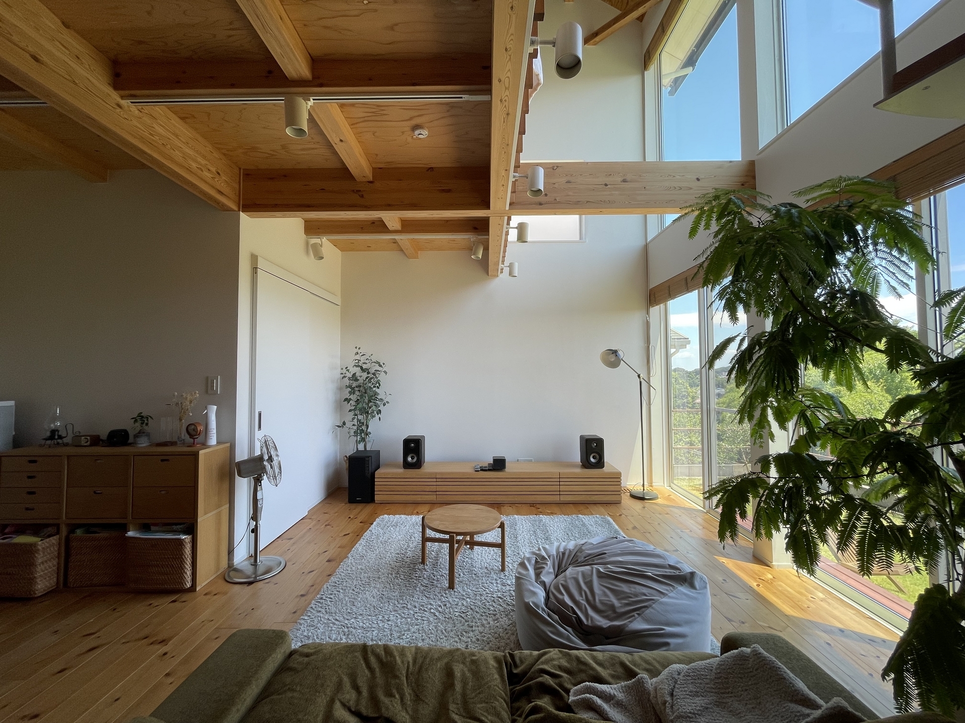 延床面積30坪未満でも広々！リビングの大開口窓がもたらす快適な住まい - 20代からの家作り