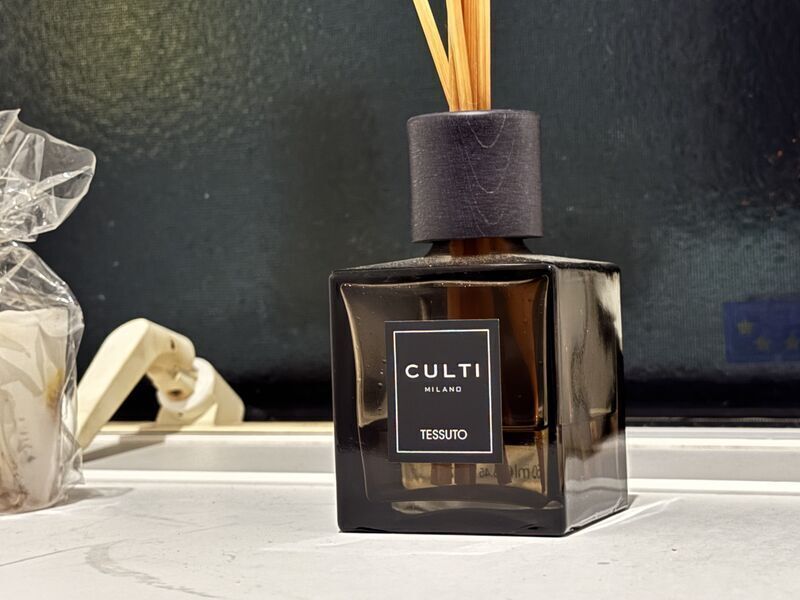 玄関に置いたCULTI TESSUTOのスクエアボトルディフューザー