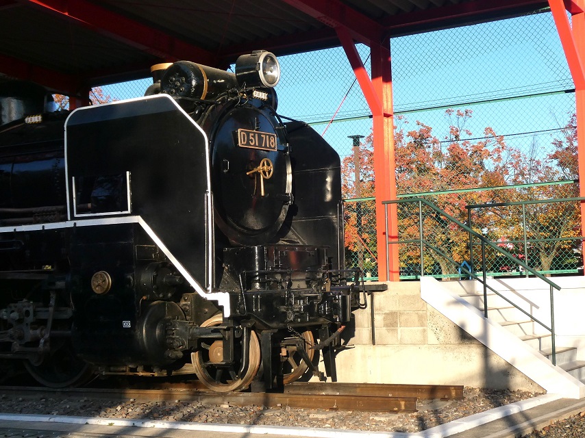 大平島公園 蒸気機関車D51718と紅葉 - まみむめ◎めも