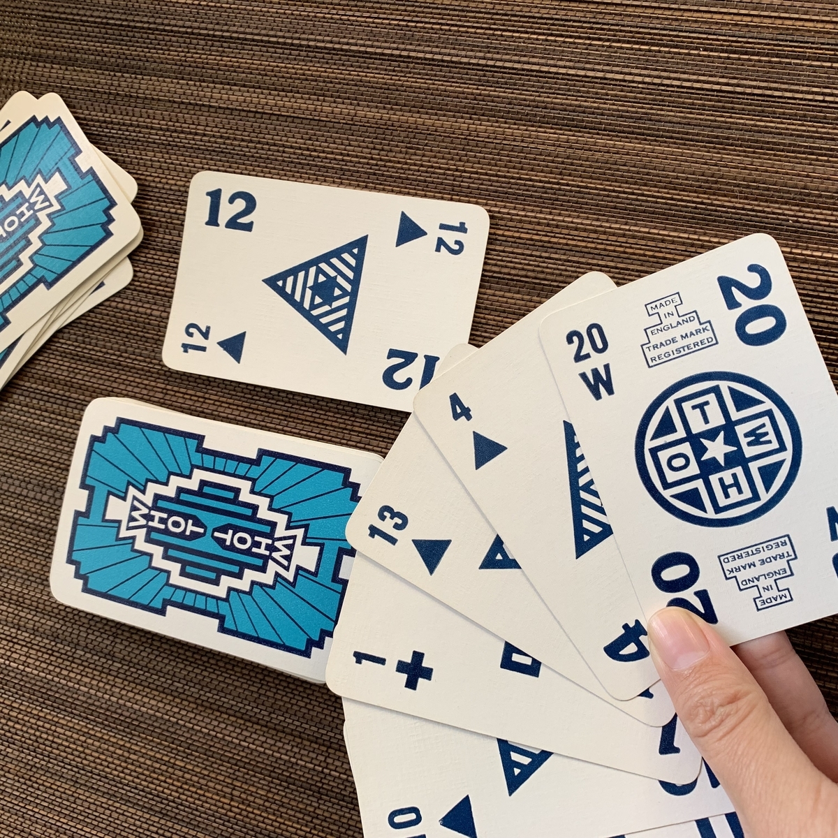 フリーメーソンっぽいデザインのカードゲーム Whotって なる子とマーナル フリーメーソンっぽいデザインのカードゲーム Whotって なる子とマーナル
