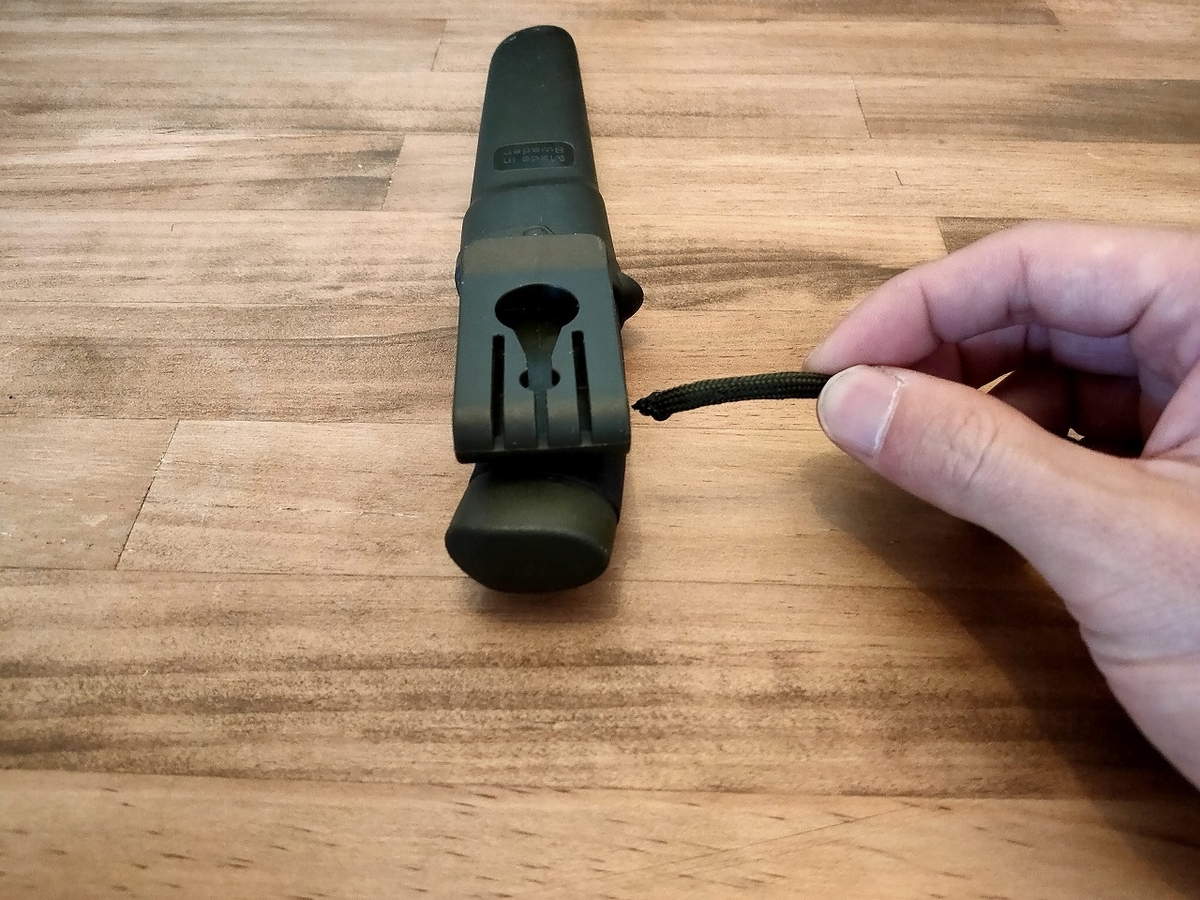 パラコードでストラップを作る。スネークノットの編み方。 - D.I.Camp