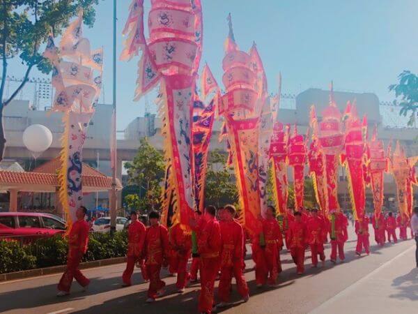マカオ パレード 旗 伝統雑技