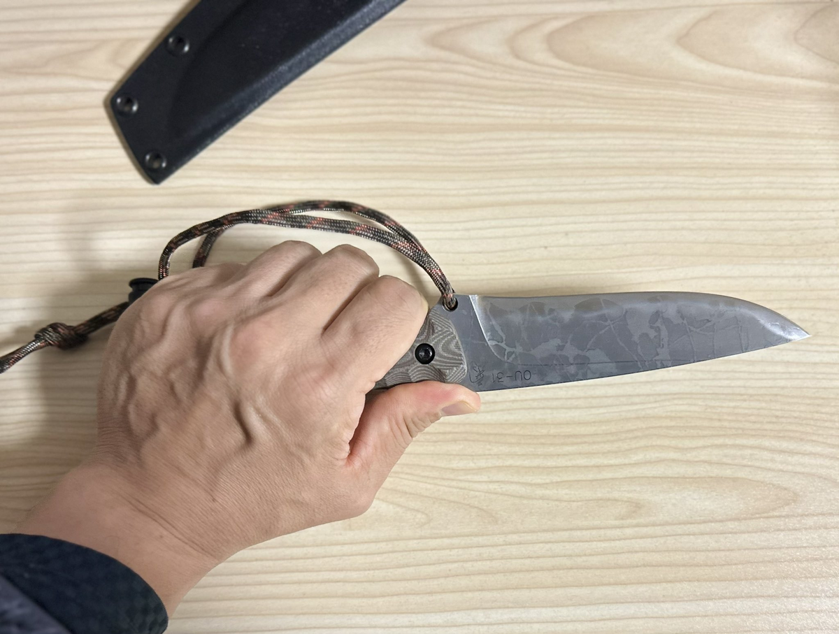 Kiku KnivesのTac Scout - 火薬と鋼
