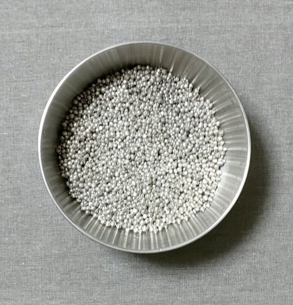 酸化被膜が取り除かれ元のつやのあるシルバーに戻ったマグネシウム粒（マグネシウムペレット）