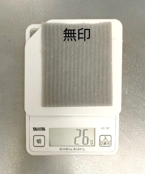 水を含んだ無印のクロスを乗せた計りが「26ｇ」を示している状態