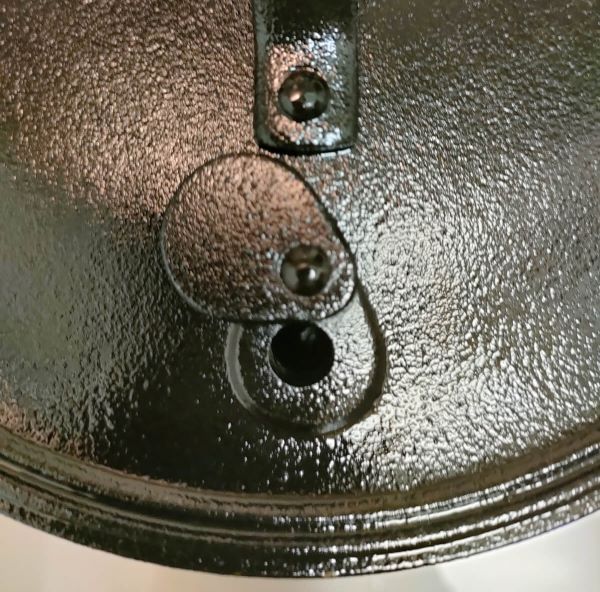南部鉄器及源クックトップ煮込鍋の蓋の蒸気穴部分アップ