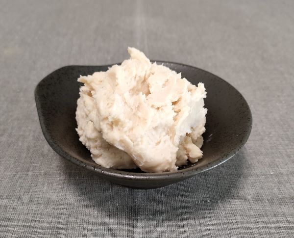器に酒粕を盛り付けた状態