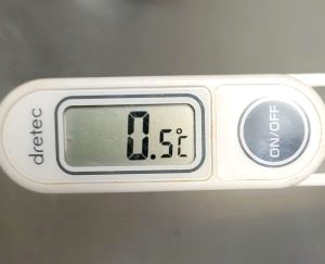 保冷効果実験20時間後に0.5℃を示した温度計