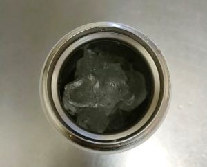 保冷効果実験20時間後にサーモス真空断熱マグに残っている氷