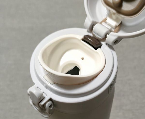 サーモス真空断熱マグの飲み口アップ