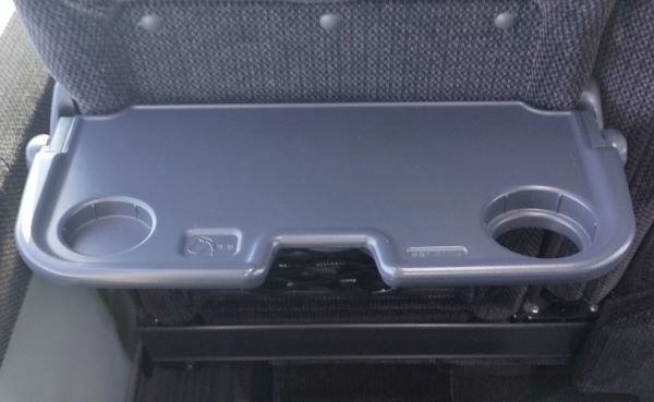 新東名Sライナー新宿4号のテーブルを出した状態