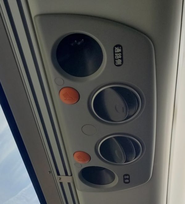 新東名Sライナー新宿4号の座席上部の空調調節装置