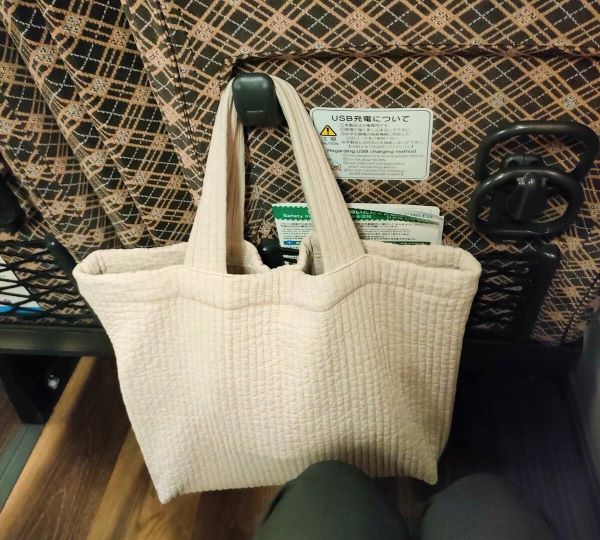 ドリームなごや5号の座席の荷物掛けとドリンクホルダー