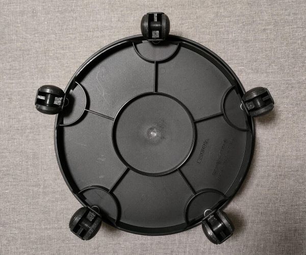 大和プラスチック キャスター付き受け皿の底面に付けられた5個のキャスター