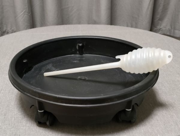 スポイトとキャスター付き受け皿