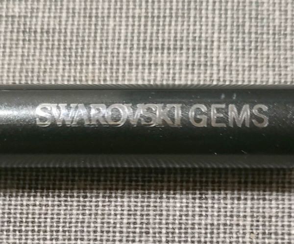 10年愛用しているスワロフスキーのボールペンの「SWAROVSKI GEMS」のロゴアップ