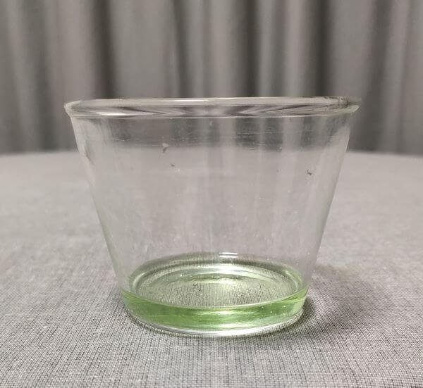 グラスに水で薄めたコンクールFが入っている状態