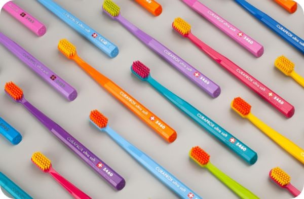 CURAPROXのカラフルな歯ブラシ