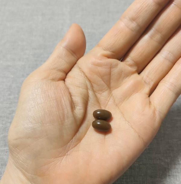しじみ習慣のカプセルを手のひらに載せた状態