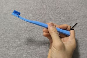 CURAPROXのCSスマート7600の斜めの先端を活かした上の歯用の握り方