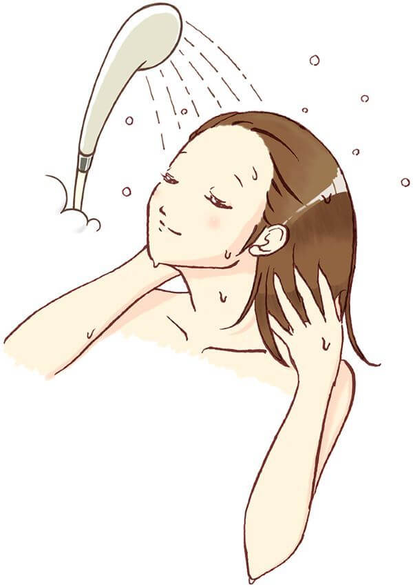 シャワーで洗髪する女性