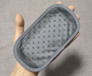 ダニとりハンターを手のひらに載せた状態
