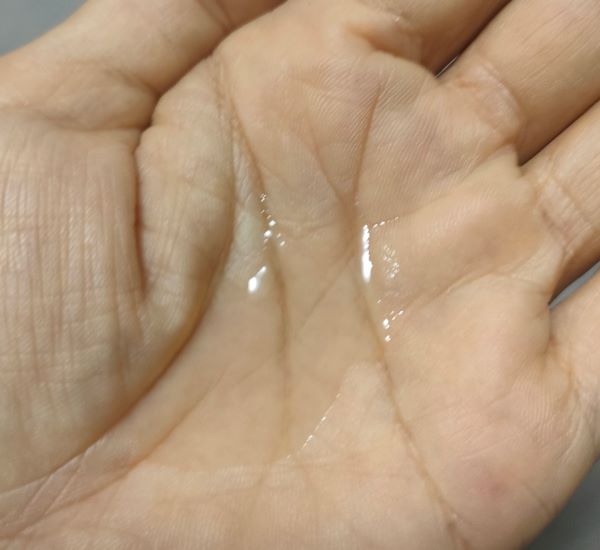 IHADA化粧水を手のひらに載せた状態