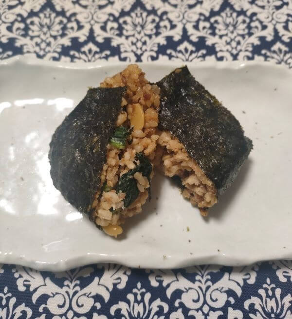 「ナッツの食感楽しむ豚ひき肉と小松菜の中華風おにぎり」を温めてお皿に置いた状態